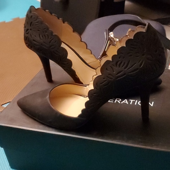 Scalloped edge pointed toe black pumps - Picture 3 of 7